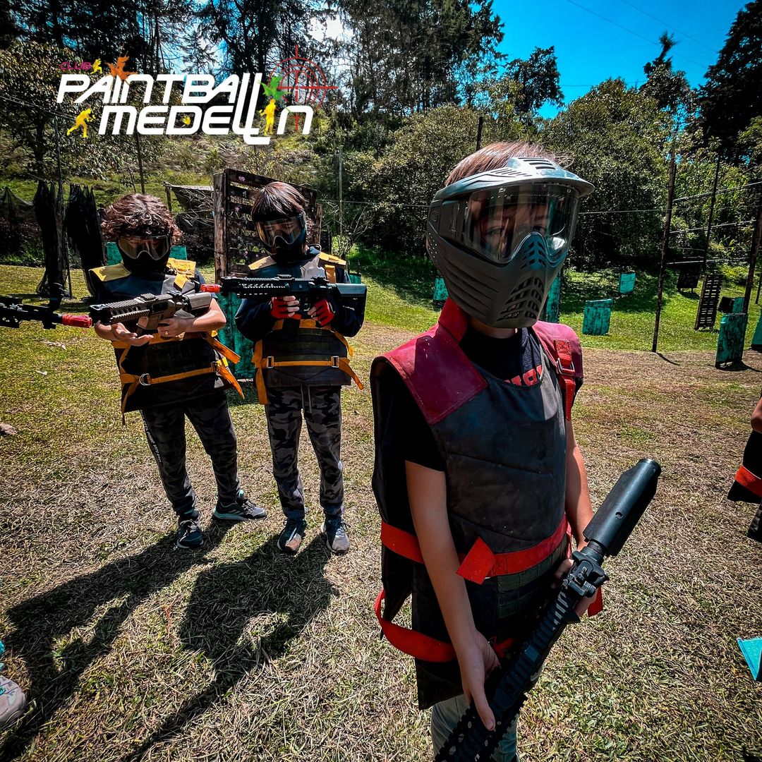 Equipo de paintball trabajando juntos